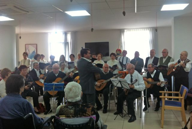 La rondalla y coro del Centro de Mayores torreño visitó la residencia 'Obispo Javier Azagra' - 1, Foto 1