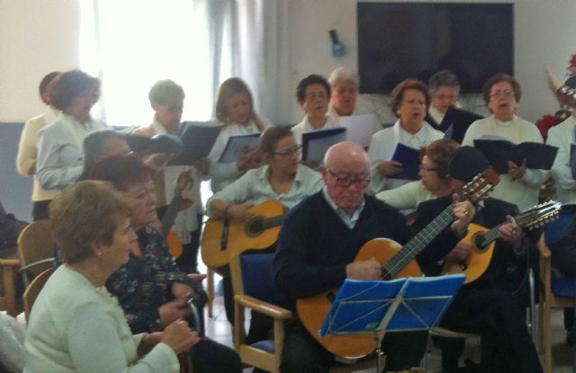 La rondalla y coro del Centro de Mayores torreño visitó la residencia 'Obispo Javier Azagra' - 2, Foto 2