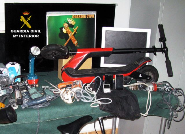 La Guardia Civil desmantela en San Pedro del Pinatar una banda juvenil dedicada a cometer robos y a traficar con drogas - 4, Foto 4