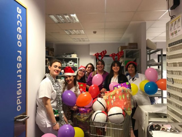 Estudiantes de la Facultad de Ciencias Sociosanitarias de Lorca realizan una entrega solidaria de juguetes a niños del Hospital Rafael Méndez - 1, Foto 1