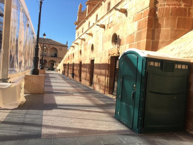Instalan ocho aseos portátiles en las inmediaciones de la Plaza de España y de la Calle Álamo - 1, Foto 1