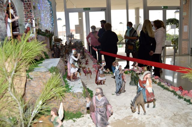 El alcalde López Manzanera visita el belén del centro de mayores - 1, Foto 1