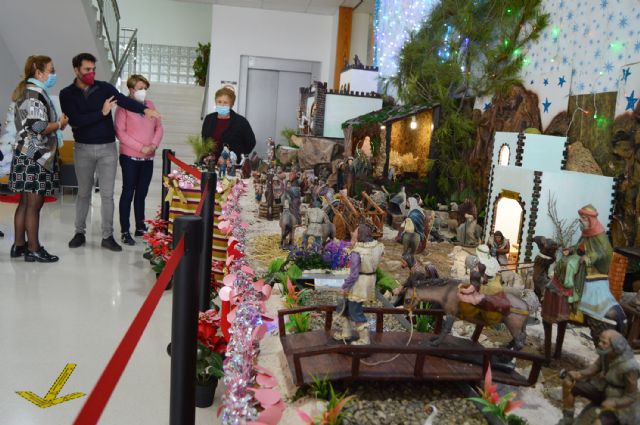 El alcalde López Manzanera visita el belén del centro de mayores - 2, Foto 2