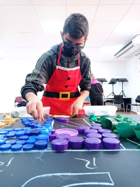 Los jóvenes de Calasparra trabajan en un mural participativo de concienciación medio ambiental - 2, Foto 2