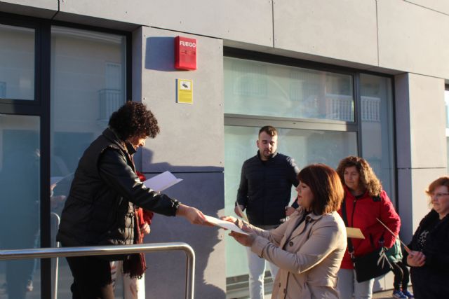 Los alumnos del curso 'Atención sociosanitaria a personas dependientes en instituciones sociales' reciben sus diplomas - 2, Foto 2