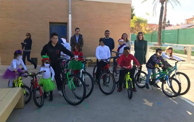Entregadas las 98 bicicletas para los ganadores del concurso escolar de la EDUSI por una movilidad más sostenible - 1, Foto 1