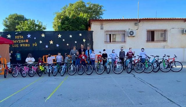 Entregadas las 98 bicicletas para los ganadores del concurso escolar de la EDUSI por una movilidad más sostenible - 4, Foto 4