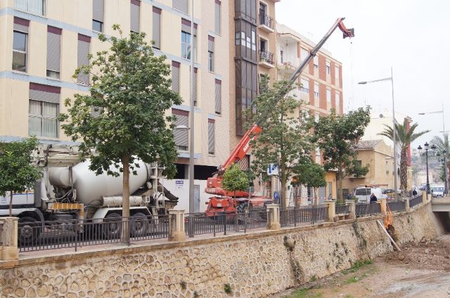 Prosiguen las obras de acondicionamiento en uno de los muros de la rambla de La Santa para evitar filtraciones al cauce, Foto 2