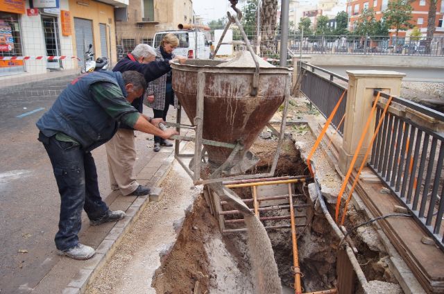 Prosiguen las obras de acondicionamiento en uno de los muros de la rambla de La Santa para evitar filtraciones al cauce, Foto 3