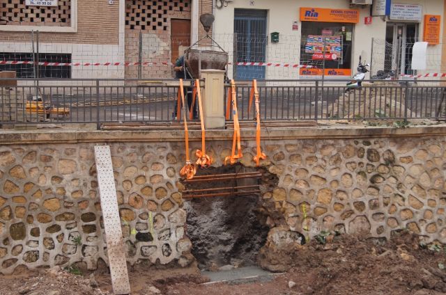 Prosiguen las obras de acondicionamiento en uno de los muros de la rambla de La Santa para evitar filtraciones al cauce, Foto 4