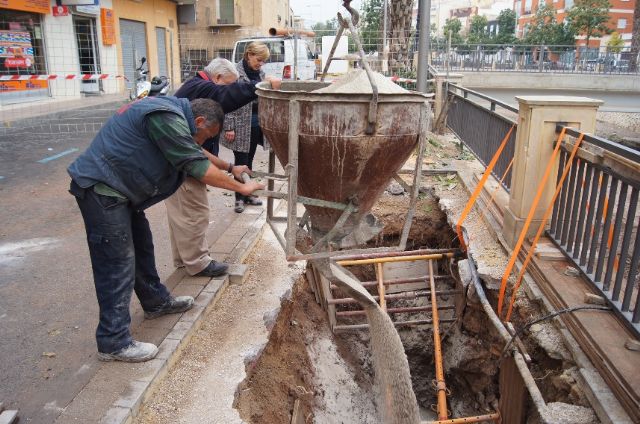 Prosiguen las obras de acondicionamiento en uno de los muros de la rambla de La Santa para evitar filtraciones al cauce, Foto 8