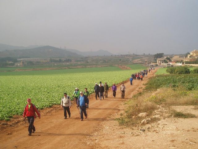 Senderismo y una charla sobre el Modernismo llenan las dos primeras citas del semestre de mayores - 1, Foto 1