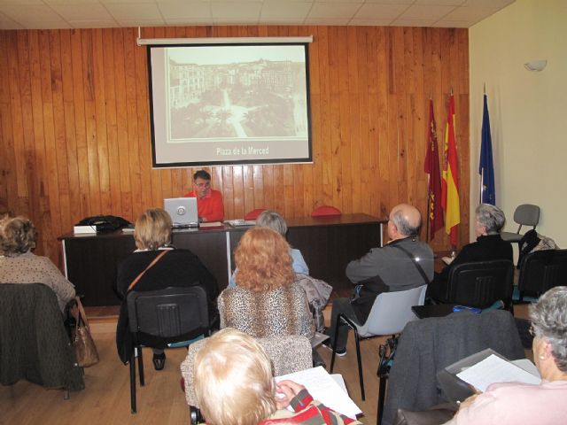 Senderismo y una charla sobre el Modernismo llenan las dos primeras citas del semestre de mayores - 2, Foto 2