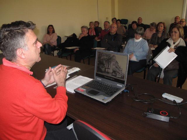 Senderismo y una charla sobre el Modernismo llenan las dos primeras citas del semestre de mayores - 4, Foto 4