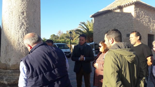 El Ayuntamiento restituye la columna ornamental derribada por un impacto en el recinto del Calvario - 1, Foto 1