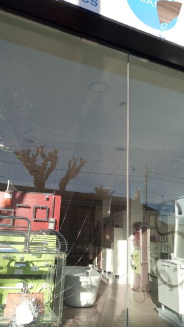 Apedrean el negocio de un afiliado de Vox en Lorca - 2, Foto 2