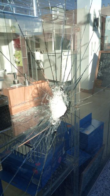 Apedrean el negocio de un afiliado de Vox en Lorca - 3, Foto 3