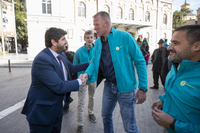 El presidente Fernando López Miras asiste a la presentación de ´La Ambulancia del Deseo´ - 3, Foto 3