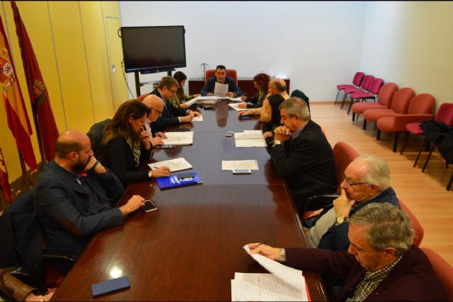 Los grupos municipales analizarán junto a los representantes del sector el nuevo reglamento del Taxi - 1, Foto 1