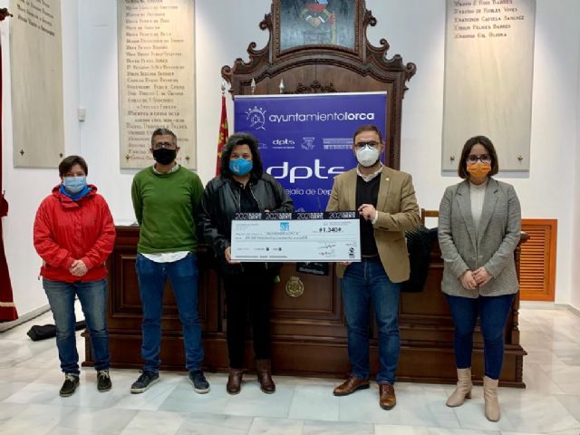 La Concejalía de Deportes entrega los 1.340 euros recaudados de la campaña “2021, haz que este año cuente” al #Retoyosípuedo a beneficio de Alzheimer Lorca - 1, Foto 1