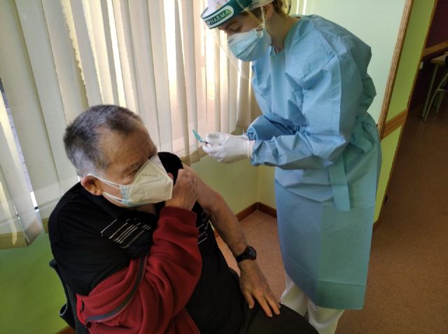 Los usuarios y el personal del Servicio de Centro de Día para mayores dependientes se vacunan contra el Covid-19 - 1, Foto 1