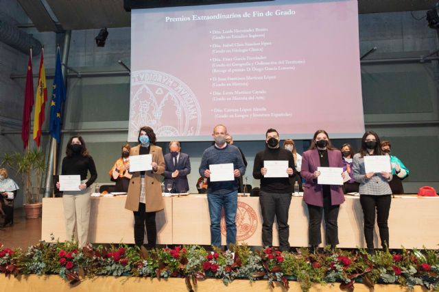 La Universidad de Murcia reconoce el premio a la excelencia de un centenar de estudiantes en la celebración de Santo Tomás de Aquino - 3, Foto 3