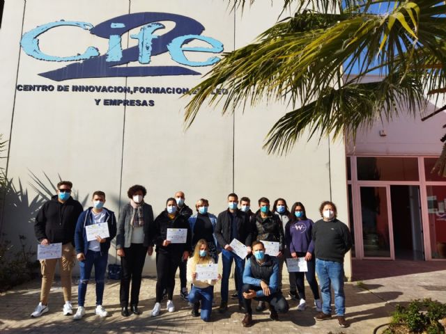 Quince jóvenes de Puerto Lumbreras finalizan la formación en limpieza de espacios públicos e instalaciones industriales - 1, Foto 1
