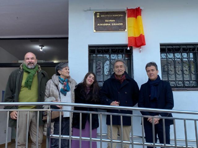 El Ayuntamiento de Blanca rinde homenaje a Almudena Grandes poniendo su nombre a la biblioteca municipal - 1, Foto 1