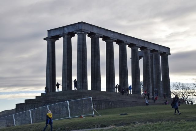 El Monumento Nacional de Calton Hill, en Edimburgo, fue bautizado como La desgracia de Escocia - 1, Foto 1