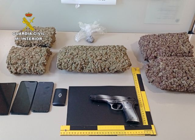La Guardia Civil intercepta un turismo con cerca de tres kilos de marihuana - 2, Foto 2