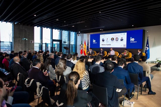 El prestigioso economista Diego García del Río participó junto a Néstor Camarillo, Senador de la República Méxicana, en una ponencia sobre inversión y economía en la prestigiosa IE University - 3, Foto 3