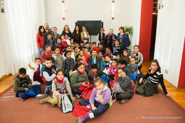 Mas de medio centenar de escolares del colegio Anibal de Los Mateos visitan al alcalde en el Palacio Consistorial - 1, Foto 1