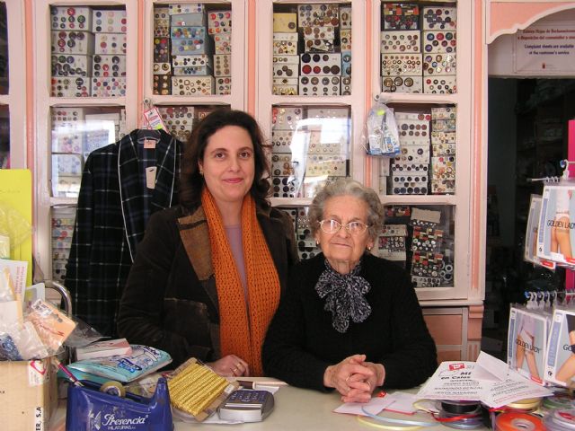  Foto: Angelita Moya Martínez junto a su tía Antonia Martínez Ruiz. Foto de María José Gomáriz., Foto 1