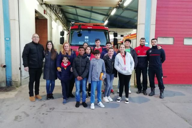 Los miembros infantiles del Consejo Municipal de la Infancia aprenden jugando con los Bomberos de Cartagena - 1, Foto 1