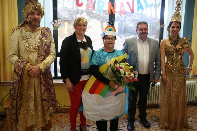 El alcalde acompaña a La Musa y Don Carnal en su tradicional visita carnavalera a la residencia 