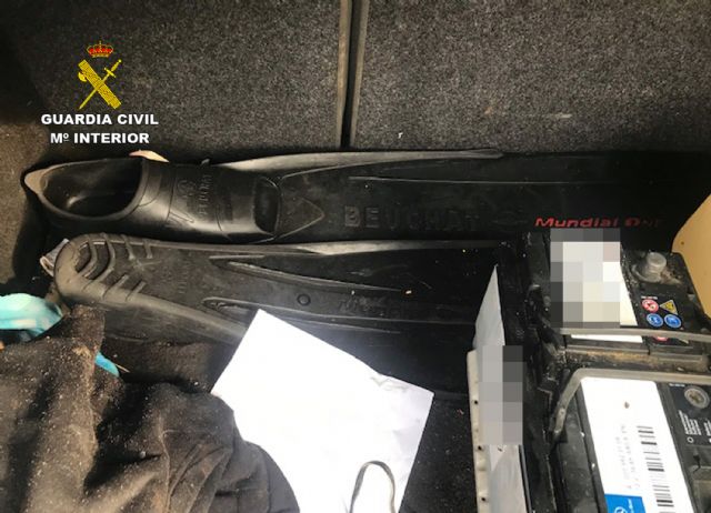 La Guardia Civil sorprende a dos pescadores furtivos en Cartagena - 5, Foto 5