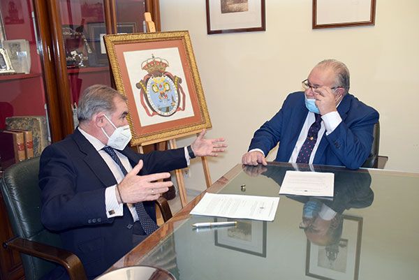 El decano del Colegio de Abogados de Sevilla, Óscar Cisneros Marco, firma un convenio de colaboración con el Ateneo de Triana - 4, Foto 4