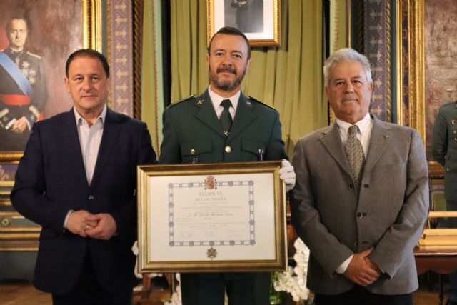 Acto de entrega de la Cruz de la Orden del Mérito Civil para D. Alfredo Burbano Ceres - 1, Foto 1