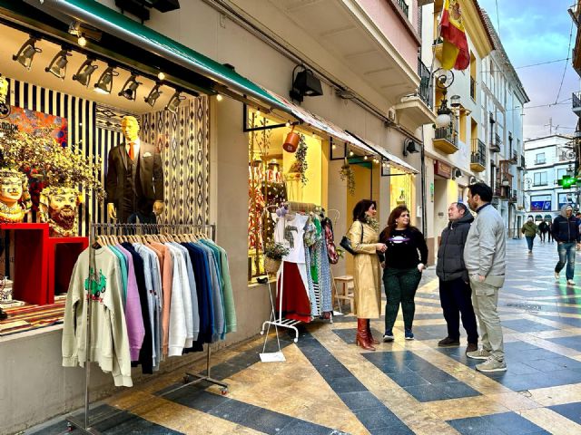 Los establecimientos del casco histórico sacan sus artículos a la calle con el objetivo de promocionar el comercio local - 1, Foto 1
