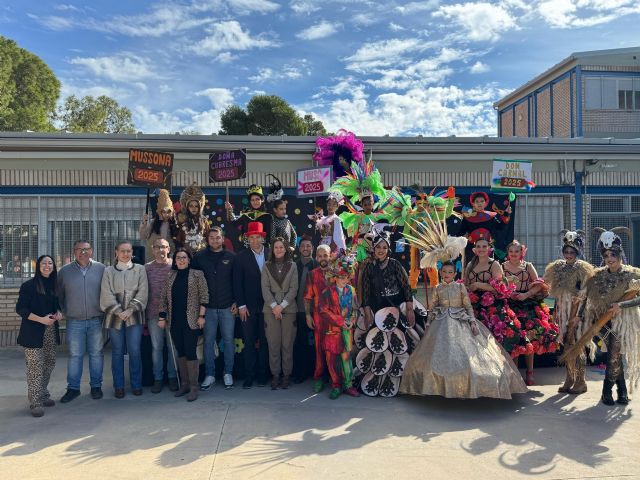 Los personajes de Carnaval visitan el colegio Ramón y Cajal - 1, Foto 1