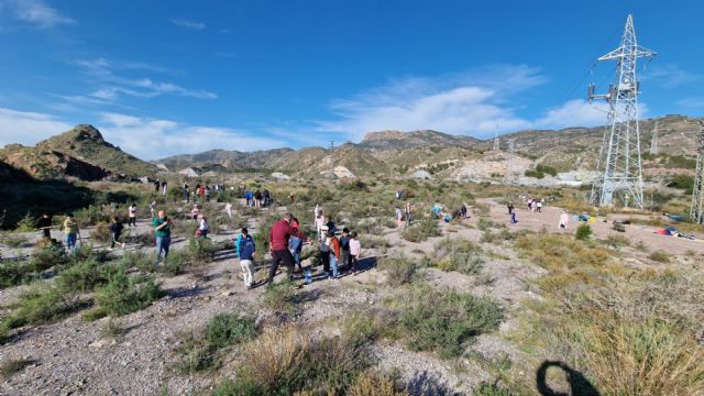El PSOE de Lorca aplaude la plantación de 100 árboles de acebuches y algarrobos por los alumnos del CBM San Fernando, “una semilla de conciencia” - 2, Foto 2