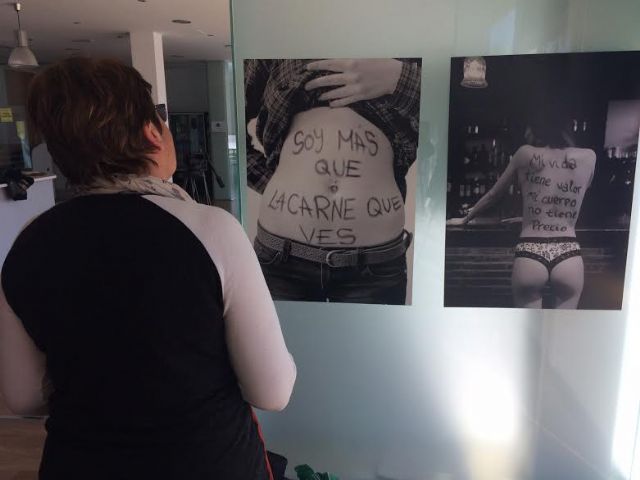 Totana acoge hasta el 7 de abril la exposición fotográfica itinerante Cuida-T, cedida por la Dirección General de la Mujer, y con la que finaliza el programa de actos del Día Internacional de la Mujer, Foto 6