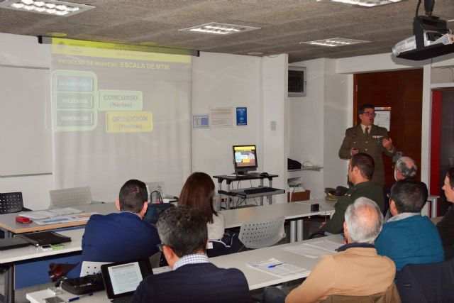 La Comunidad difunde entre jóvenes sin trabajo la opción de la carrera militar - 1, Foto 1