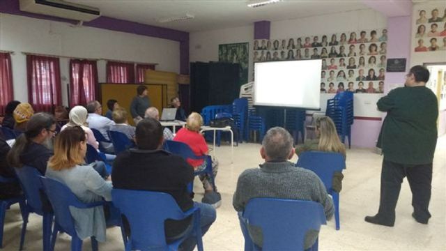 Servicios Sociales explica a los vecinos de la Barriada Virgen de la Caridad como solucionar sus necesidades en materia de vivienda - 1, Foto 1