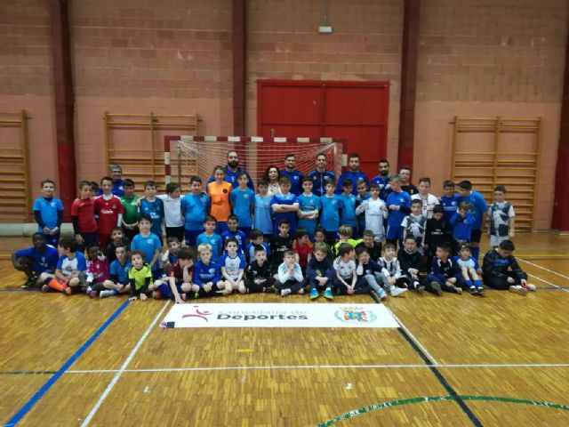 Casi un centenar de alumnos aprenden sobre tecnica y tacticas deportivas en el Clinic de Futbol Sala - 1, Foto 1