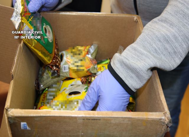 La Guardia Civil interviene más de cinco kilos de cocaína bajo la apariencia de café molido, Foto 6