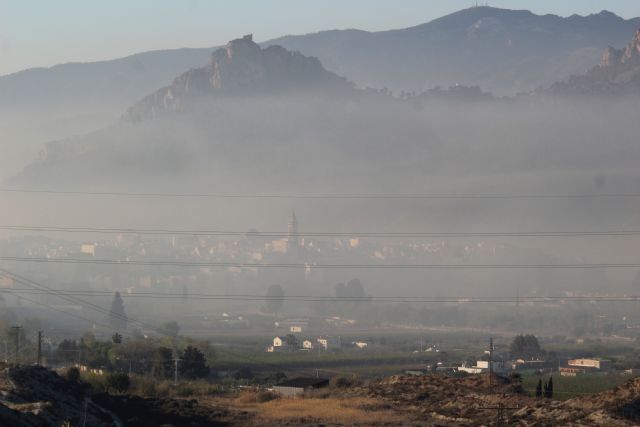 Cieza vuelve a amanecer bajo un densa nube de humo contaminante - 4, Foto 4
