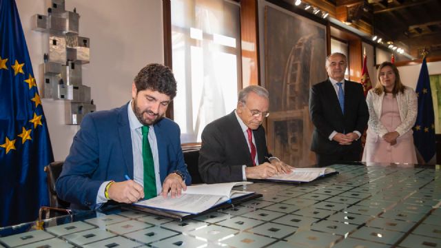 El jefe del Ejecutivo regional y el presidente de la Fundación Bancaria LaCaixa firman un convenio de colaboración en materia social, educativa y cultural - 1, Foto 1