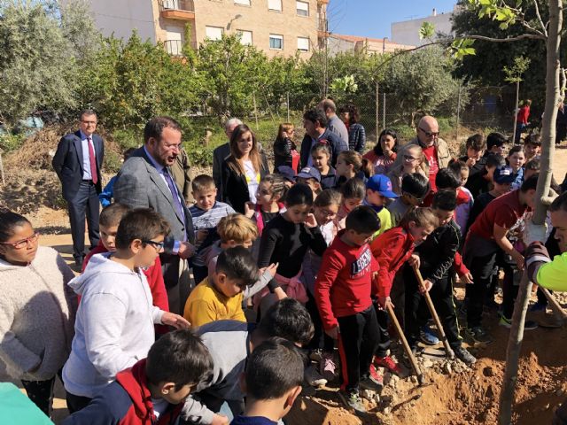 Los alumnos del colegio Francisco Noguera llevan a cabo una plantación multitudinaria en la Vía Verde - 2, Foto 2