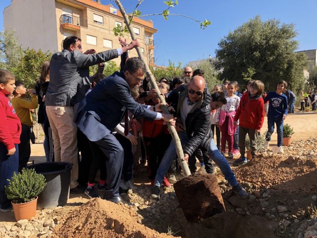 Los alumnos del colegio Francisco Noguera llevan a cabo una plantación multitudinaria en la Vía Verde - 3, Foto 3
